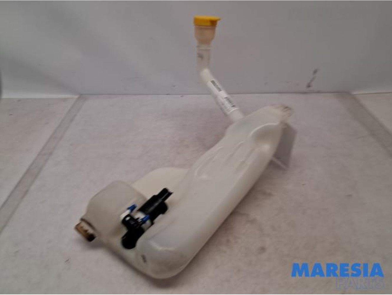 Renault - Megane - Front windscreen washer reservoir