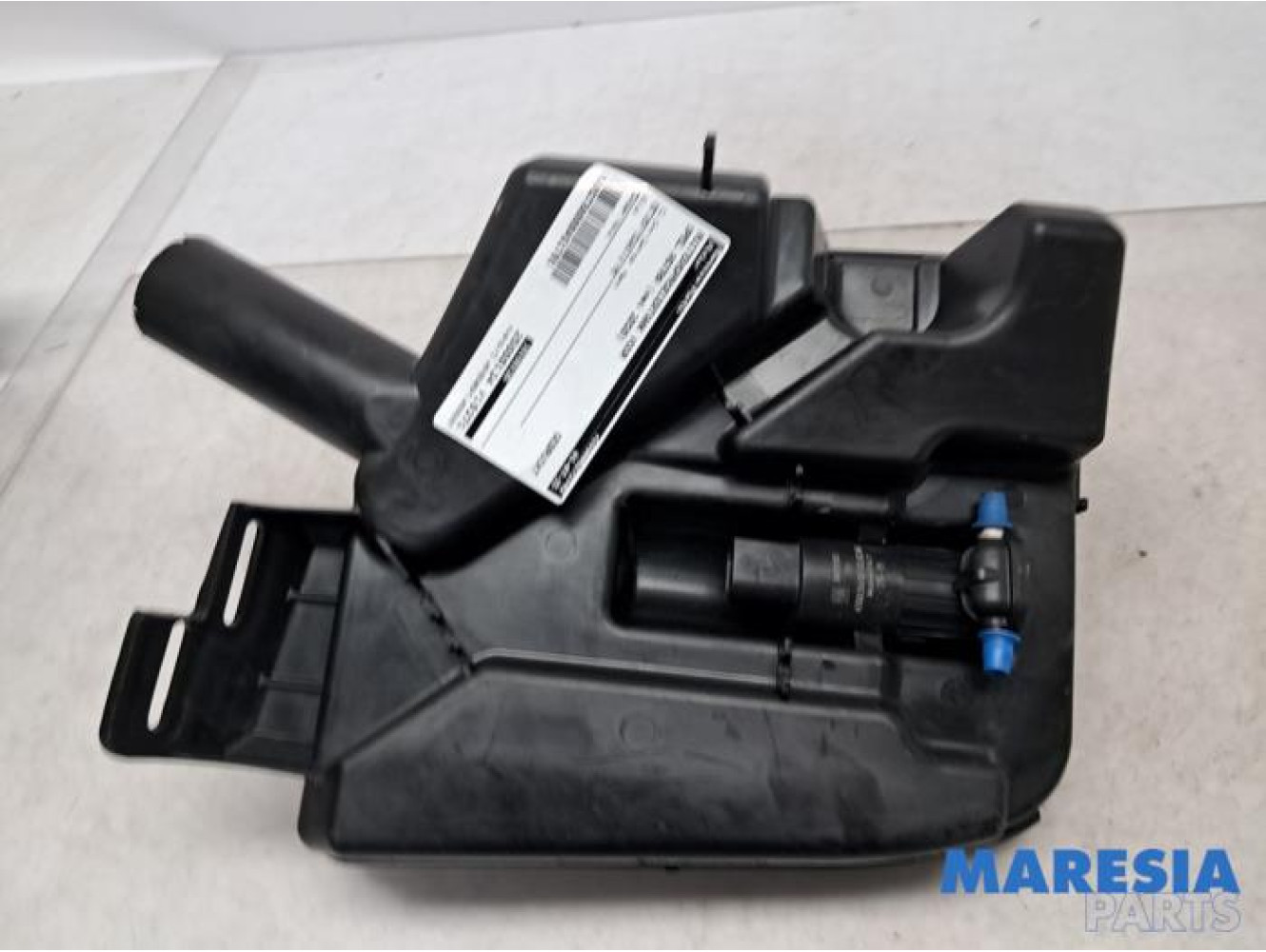 Opel - Astra - Front windscreen washer reservoir