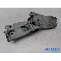 Renault - Megane - Alternator upper bracket
