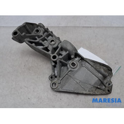 Renault - Megane - Alternator upper bracket