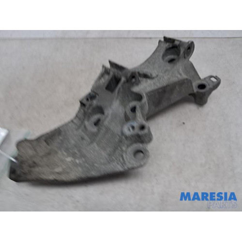 Renault - Megane - Alternator upper bracket