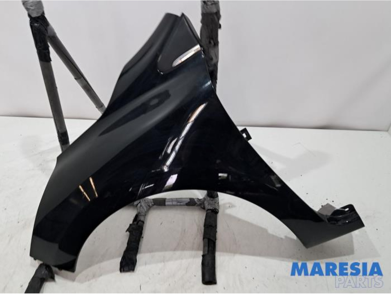 Renault - Clio - Front wing, left
