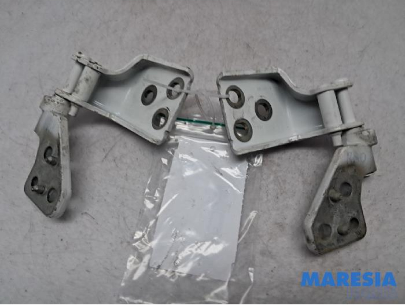 Peugeot - Partner - Rear door hinge, right