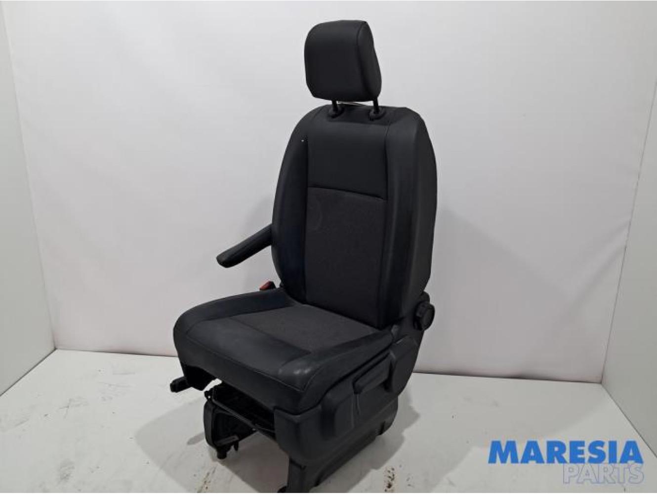 Opel - Vivaro - Seat, left