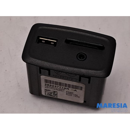 Renault - Clio - AUX / USB connection
