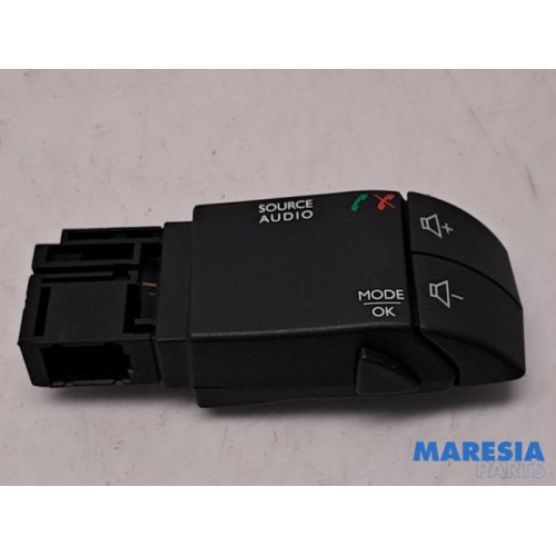 Renault - Clio - Steering wheel mounted radio control