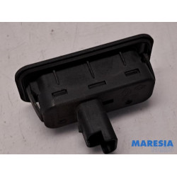 Renault - Clio - Tailgate switch