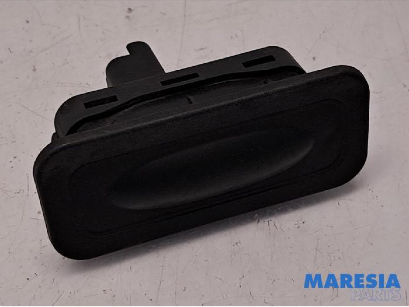 Renault - Clio - Tailgate switch