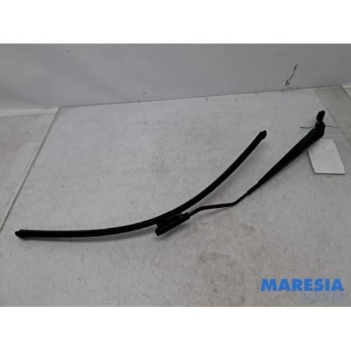 Renault - Clio - Front wiper arm