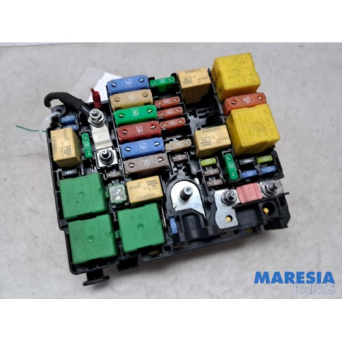 Opel - Vivaro - Fuse box