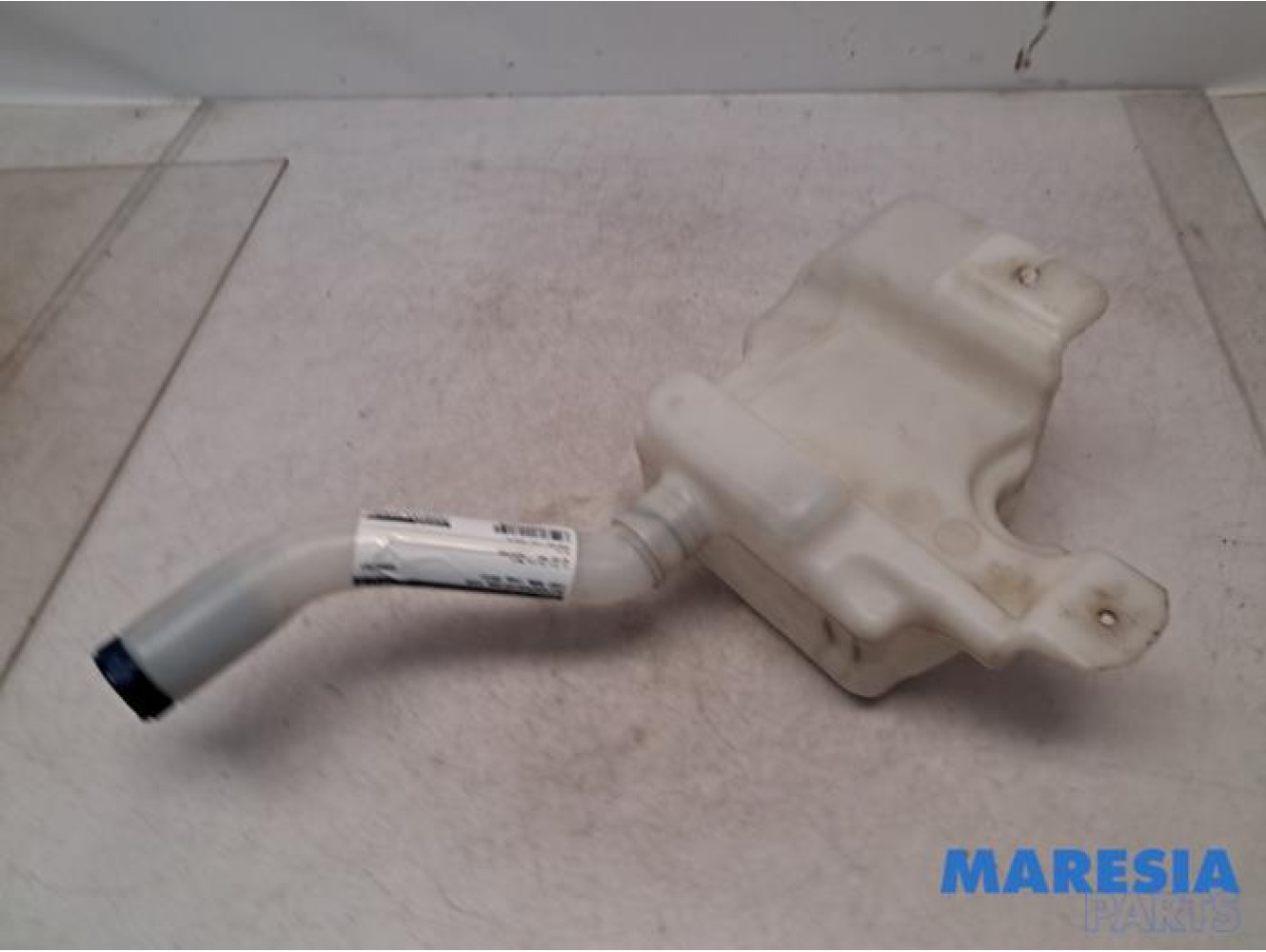 Fiat - 500L - Front windscreen washer reservoir