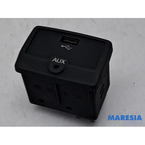 Fiat - 500L - AUX / USB connection