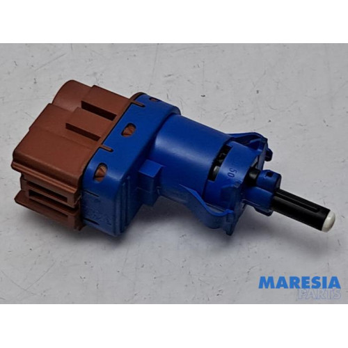 Fiat - 500L - Brake light switch