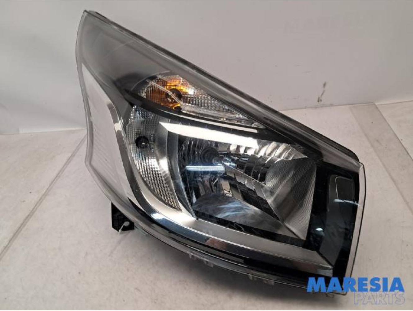 Renault - Trafic - Headlight, right