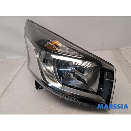 Renault - Trafic - Headlight, right
