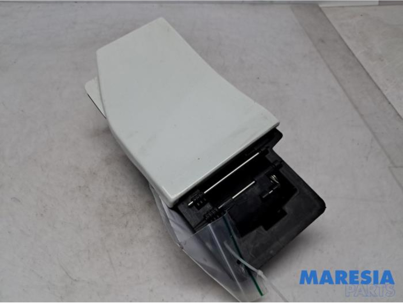 Renault - Trafic - Tank cap cover