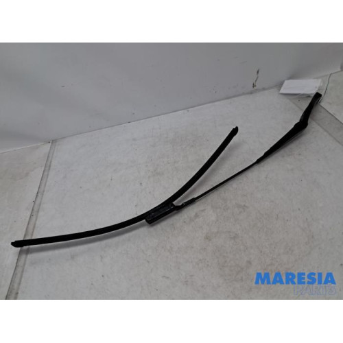 Renault - Trafic - Front wiper arm