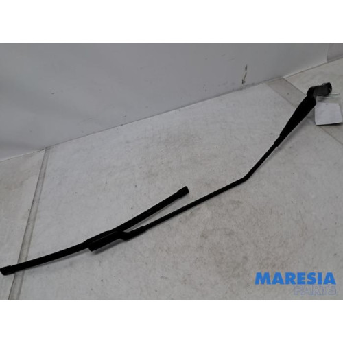 Renault - Trafic - Front wiper arm