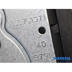 Fiat - 500 - Tailgate lock mechanism