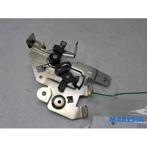 Renault - Trafic - Sliding door lock mechanism, right