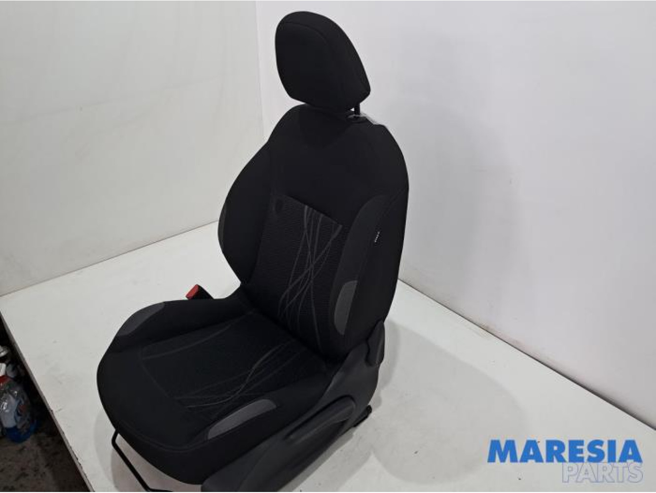 Peugeot - 208 - Sitz links