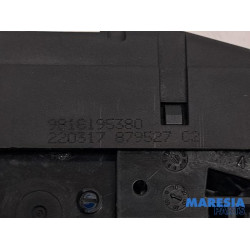 Peugeot - 308 - Tailgate lock mechanism