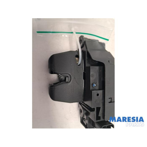 Peugeot - 308 - Tailgate lock mechanism
