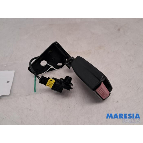 Peugeot - 207 - Insertion ceinture de sécurité arrière gauche