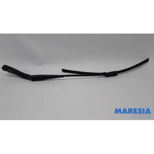 Renault - Trafic - Front wiper arm