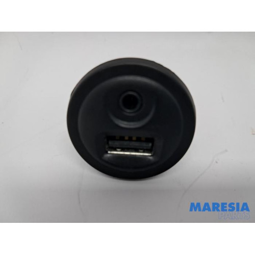 Peugeot - 208 - AUX / USB-Anschluss
