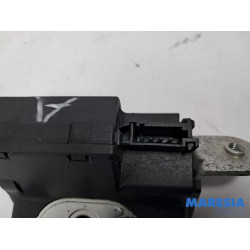 Fiat - 500 - Tailgate lock mechanism