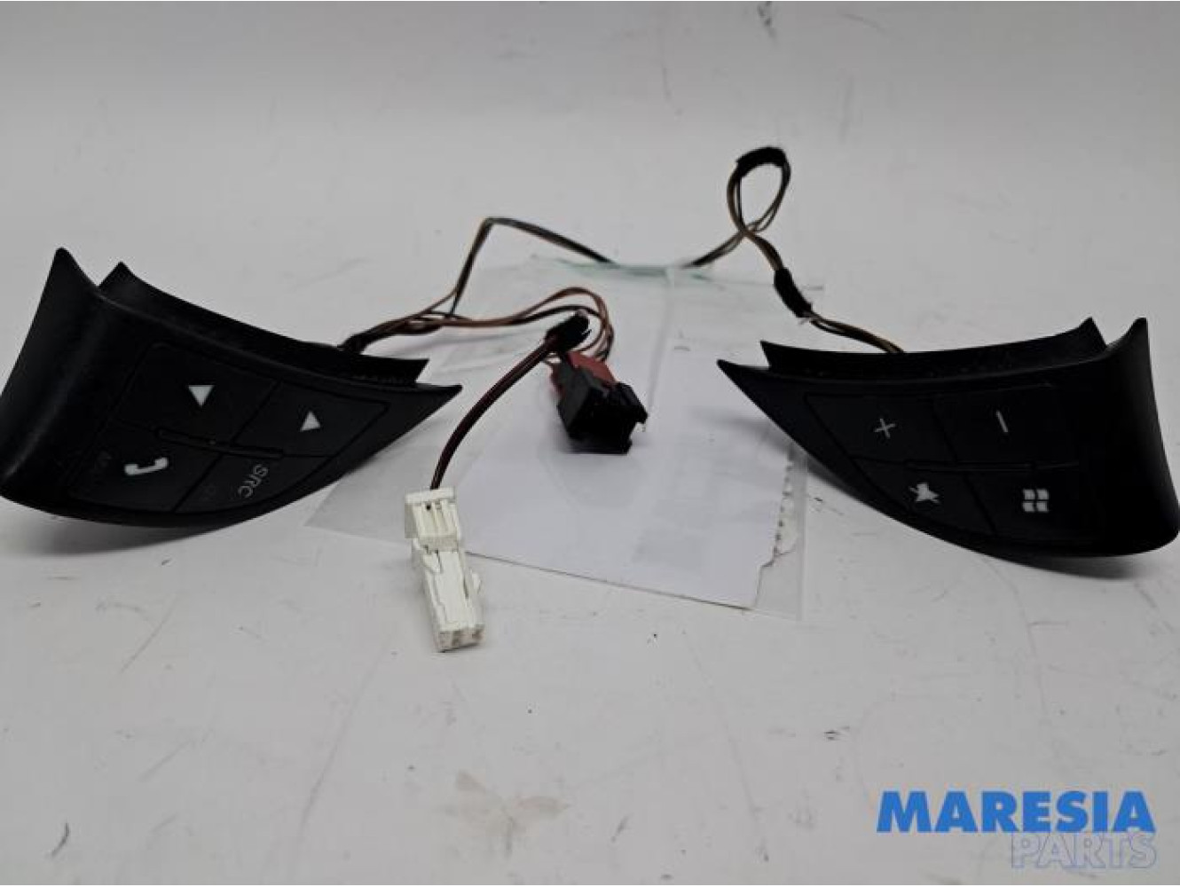 Fiat - 500 - Steering wheel mounted radio control