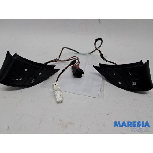 Fiat - 500 - Steering wheel mounted radio control