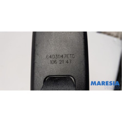 Opel - Corsa - Insertion ceinture de sécurité arrière gauche