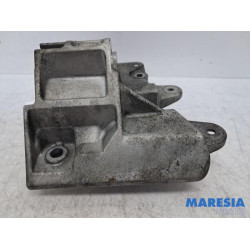 Renault - Grand Scenic - Alternator upper bracket