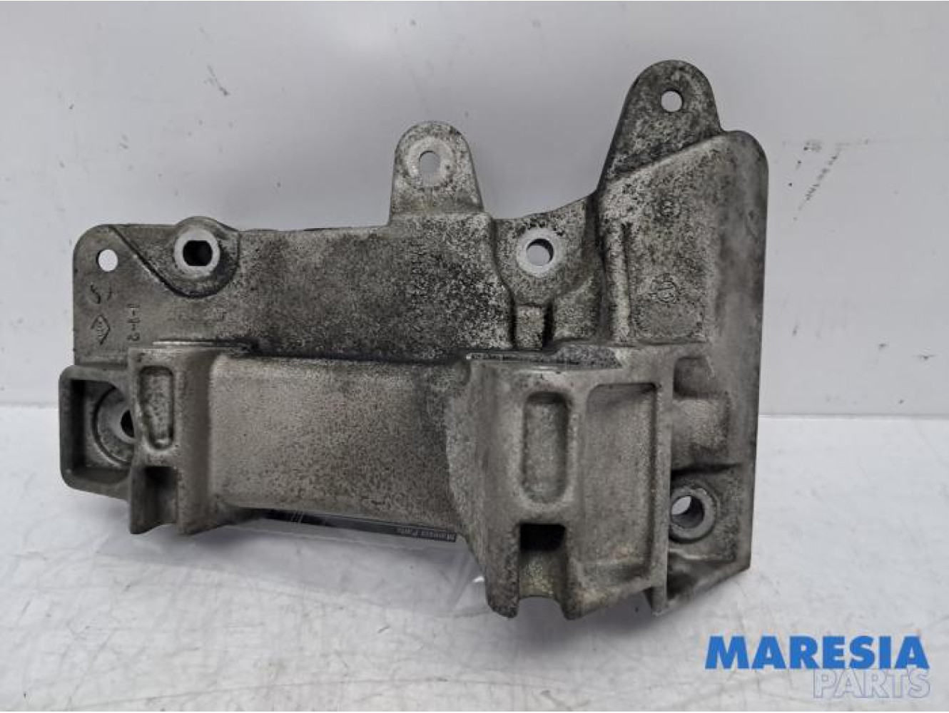 Renault - Grand Scenic - Alternator upper bracket