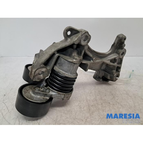 Renault - Megane - Alternator upper bracket