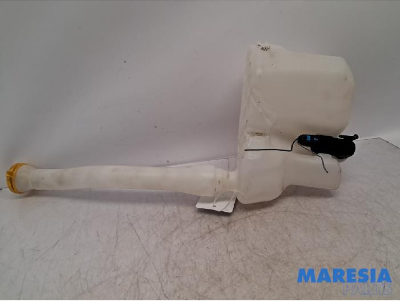 Renault - Master - Front windscreen washer reservoir
