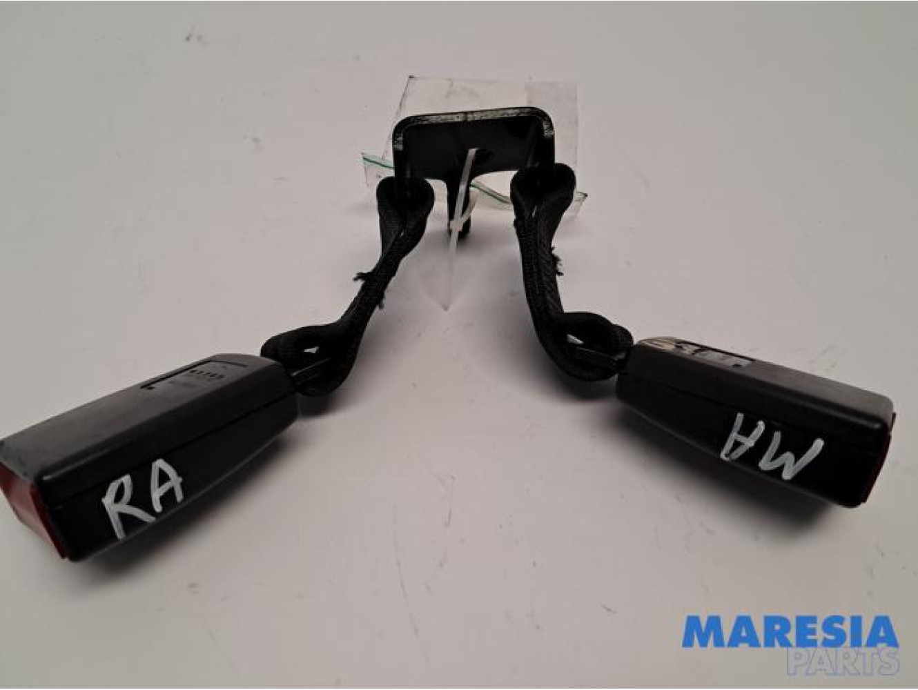 Alfa Romeo - 159 - Rear seatbelt buckle, centre