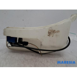 Renault - Clio - Front windscreen washer reservoir
