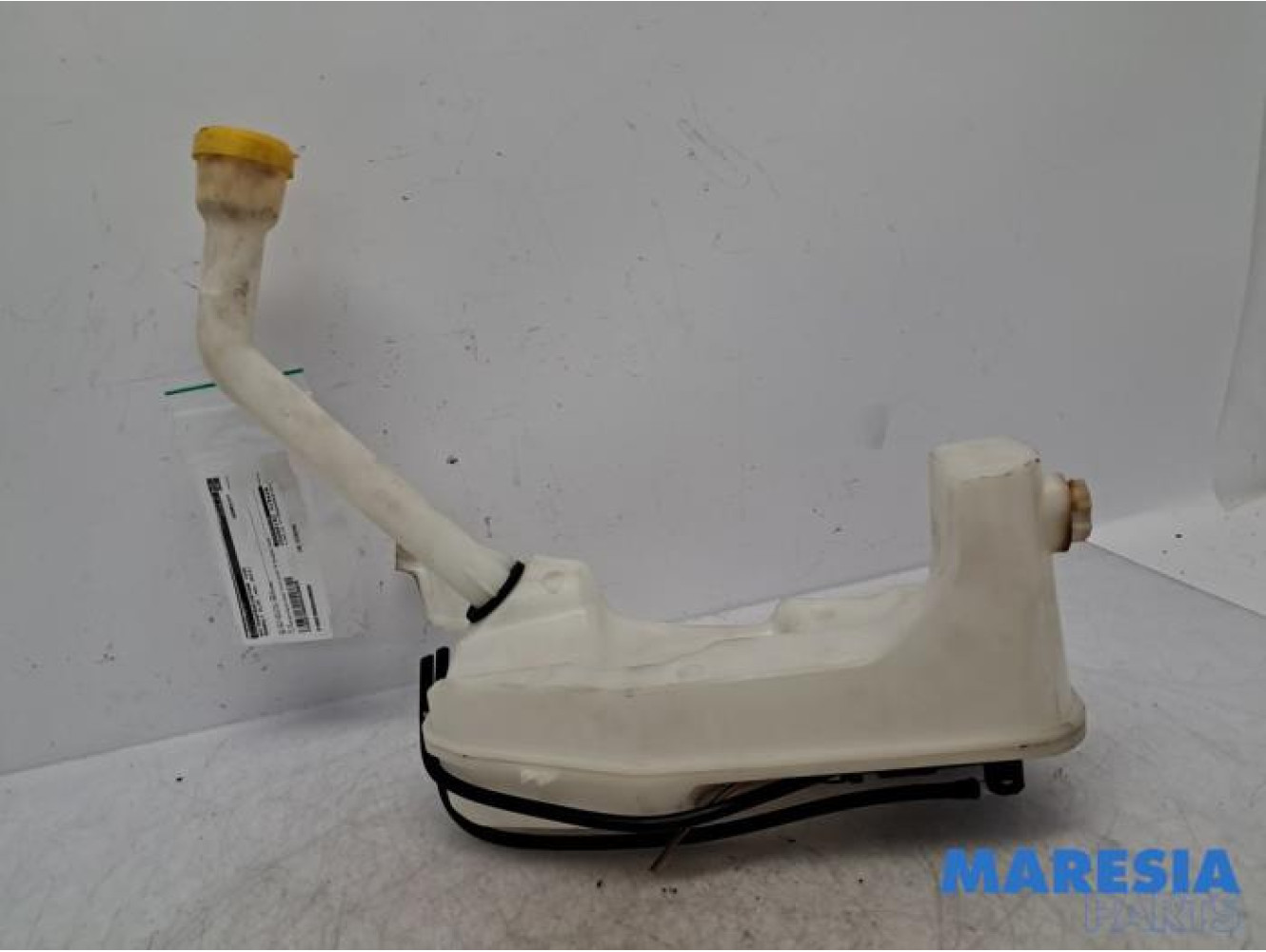 Renault - Clio - Front windscreen washer reservoir
