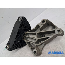 Renault - Clio - Engine mount