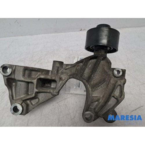 Renault - Twingo - Alternator lower bracket
