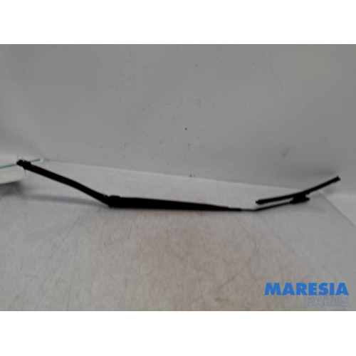 Renault - Clio - Front wiper arm