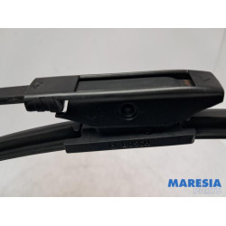 Renault - Clio - Front wiper arm