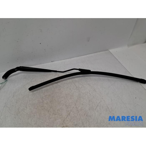 Renault - Clio - Front wiper arm