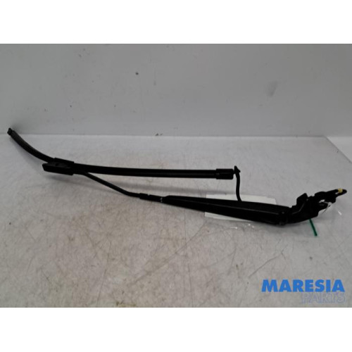 Citroen - C4 Cactus - Front wiper arm