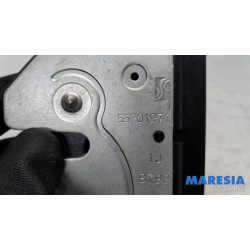 Fiat - 500 - Tailgate lock mechanism