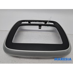 Renault - Trafic - Radio omlijsting