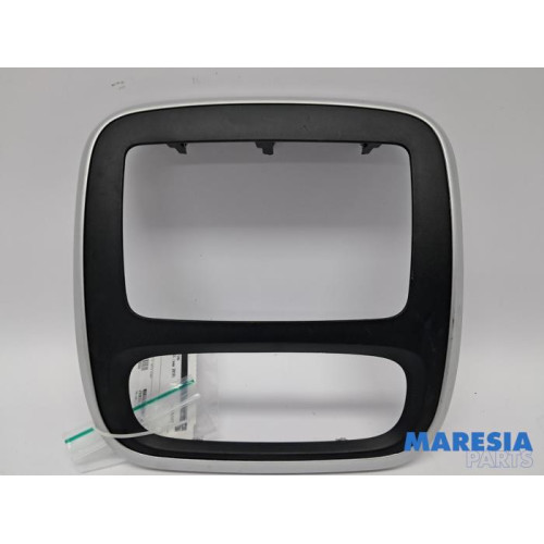 Renault - Trafic - Radio omlijsting